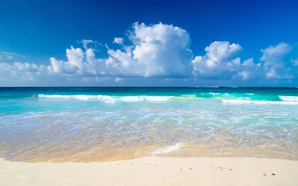 Tropisch Strand Met Schone Zee Blauwe Lucht — Stockfoto