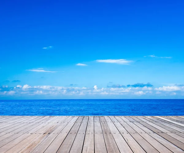 Morze Niebieski Niebo Drewnianym — Zdjęcie stockowe