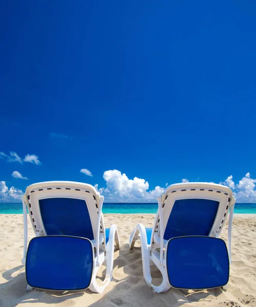 带甲板椅和蓝天的热带海滩 — 图库照片