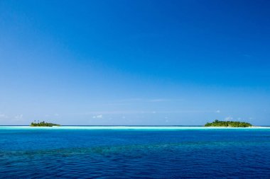 Temiz deniz ve mavi gökyüzü ile tropikal adalar 