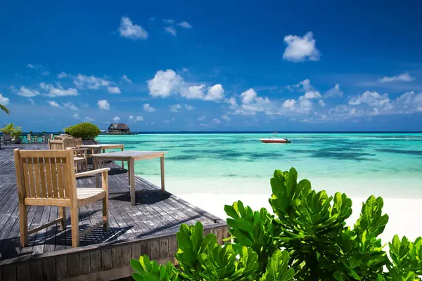 Mare Pulito Con Ponti Legno Cielo Azzurro — Foto Stock