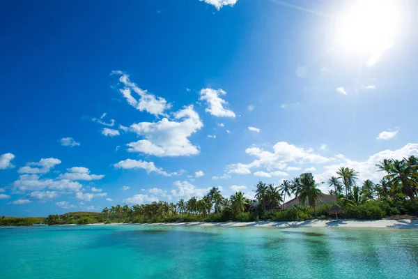 Playa Arena Blanca Desierta Cielo Azul Con Nubes —  Fotos de Stock