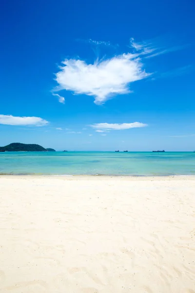 热带海滩与纯净的海和蓝天 — 图库照片