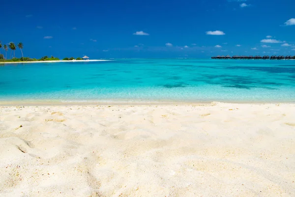 Tropická Pláž Čistým Mořem Modrá Obloha — Stock fotografie