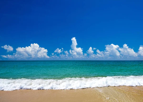 热带海滩与纯净的海和蓝天 — 图库照片