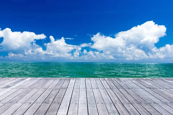 Zee Blauwe Hemel Met Houten Dekken — Stockfoto