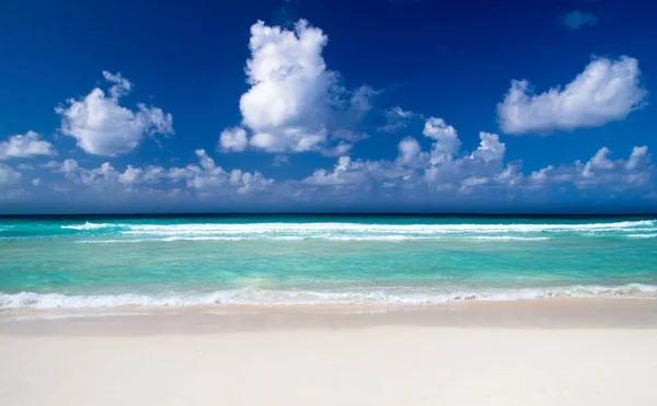 Tropisk Strand Med Rent Hav Och Blå Himmel — Stockfoto