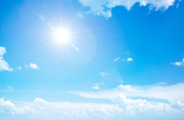 Bel Cielo Azzurro Con Nuvole Sole Splendente — Foto Stock