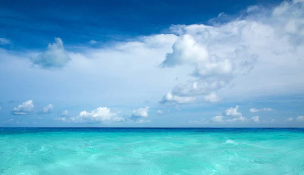 Plage Tropicale Avec Mer Propre Ciel Bleu — Photo