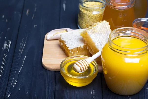 Μέλι με κουτάλα ξύλινη μέλι στο ξύλινο τραπέζι — Φωτογραφία Αρχείου