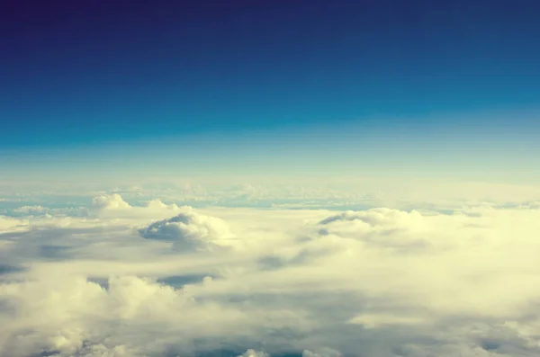 驚くほど明るい空を背景 — ストック写真