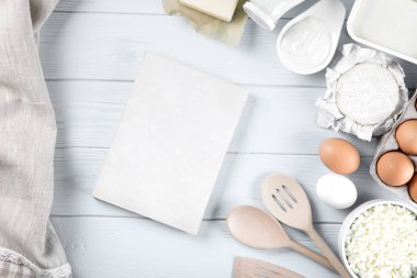 süt ve süt ürünleri üzerinde ahşap masa, üstten görünüm