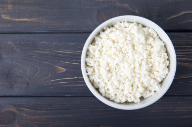 eski masada beyaz kase süzme peynir