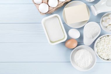 süt ve süt ürünleri üzerinde ahşap masa, üstten görünüm