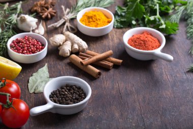 renkli otlar ve baharatlar seçim. aromatik malzemeler ahşap tablo