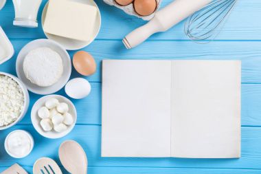 Mavi ahşap zemin üzerine taze süt ürünleri