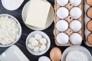 Süt ürünleri ahşap masa üzerinde. Süt, peynir, yumurta, lor peynir ve tereyağı. 