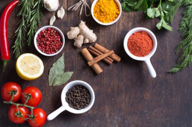 renkli otlar ve baharatlar seçim. aromatik malzemeler ahşap tablo