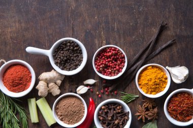 Otlar ve baharatlar seramik kase. Aromatik maddeler ve doğal gıda katkı maddeleri.