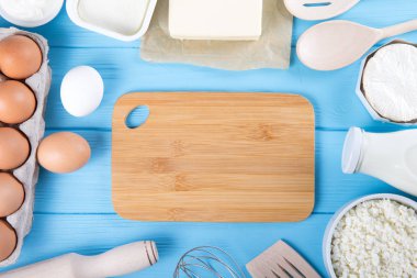 Mavi ahşap zemin üzerine taze süt ürünleri