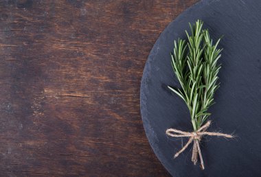 Tahtaya bağlanmış biberiye