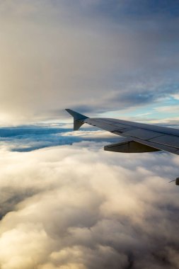 Mavi bulutlar ve gökyüzü. Doğal cennet arka plan