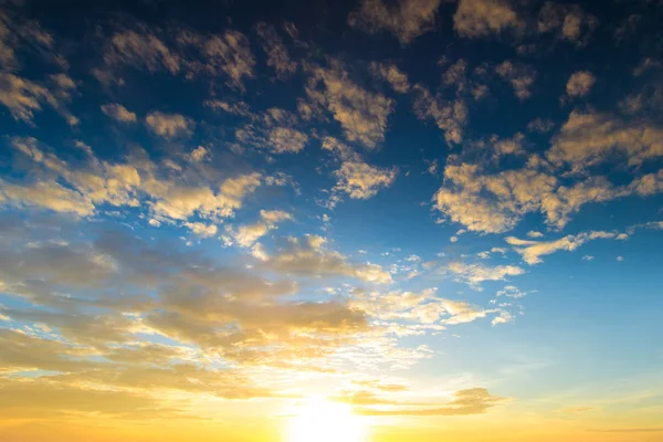 Blå Och Orange Solnedgång Himmel Med Solstrålar Naturlandskap För Bakgrund — Stockfoto