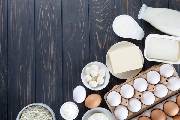 Productos Lácteos Sobre Mesa Madera Leche Queso Huevo Requesón Mantequilla —  Fotos de Stock