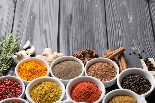 Otlar ve baharatlar seramik kase. Aromatik maddeler ve doğal gıda katkı maddeleri.