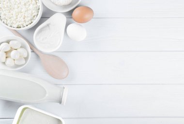 süt ve süt ürünleri üzerinde ahşap masa, üstten görünüm