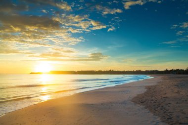 Tropikal adada okyanusun üzerinde renkli gün batımı