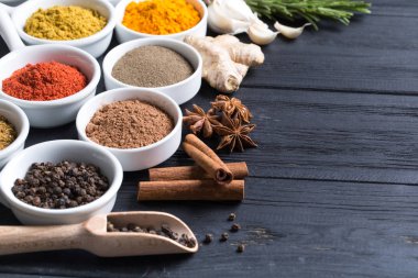 Otlar ve baharatlar seramik kase. Aromatik maddeler ve doğal gıda katkı maddeleri.