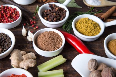 Otlar ve baharatlar seramik kase. Aromatik maddeler ve doğal gıda katkı maddeleri.