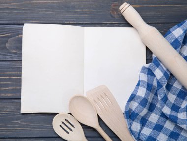 Mutfak malzemesi ve ahşap masa arka plan üzerinde not defteri