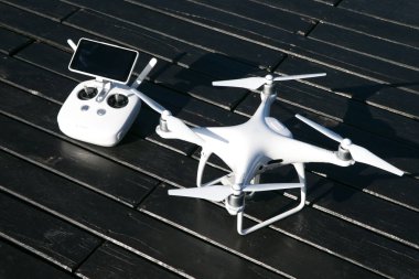 yüksek çözünürlüklü dijital kamera ile dört helikopter ve onun uzaktan kumanda paneli robot 