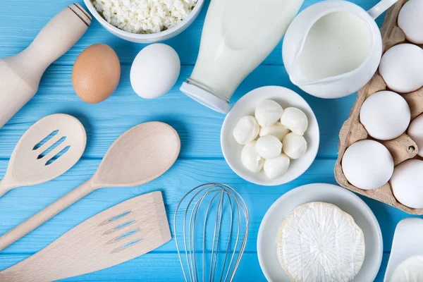 Produtos Lácteos Mesa Madeira Azul Creme Azedo Leite Queijo Ovos — Fotografia de Stock