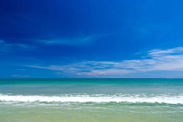 Nubes Cielo Azul Sobre Mar Tranquilo — Foto de Stock
