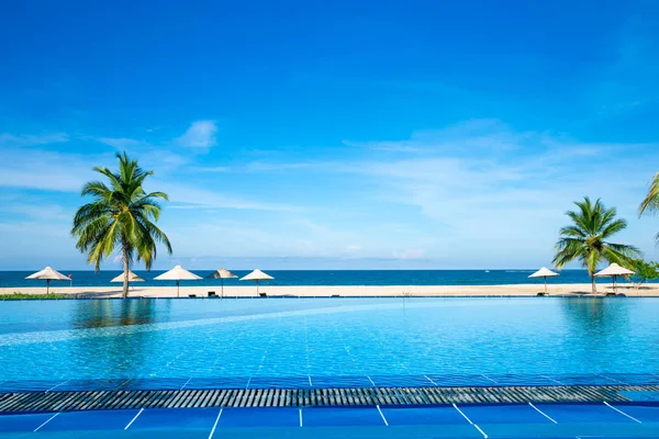 Piscina Con Palmeras Cerca Del Hotel —  Fotos de Stock