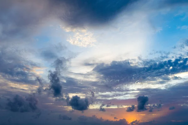 Zonsondergang Met Zonnestralen Hemel Met Wolken Zon — Stockfoto