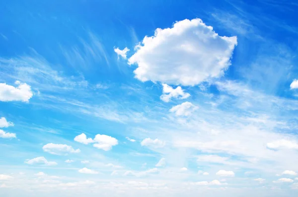 Λευκά Σύννεφα Ενάντια Στον Γαλάζιο Ουρανό — Φωτογραφία Αρχείου