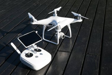 Quadcopter drone ile yüksek çözünürlüklü dijital kamera ve Uzaktan kumanda paneli 