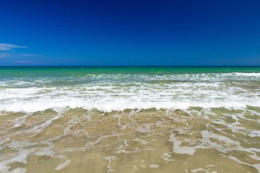 Açık plaj ve sıcak tropikal deniz. 