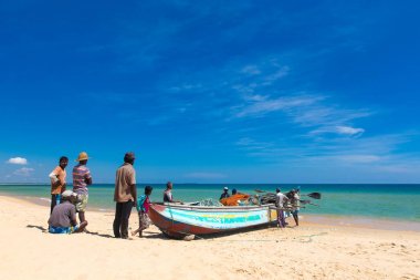 Kosgoda, Sri Lanka, Mach 23: tekne karaya çekme yerel balıkçılar