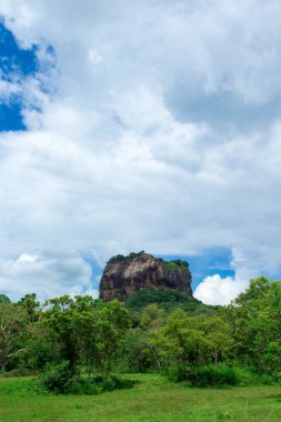 Dağ karşı beyaz bulutlar Sri Lanka ile mavi gökyüzü ile zengin yeşil orman