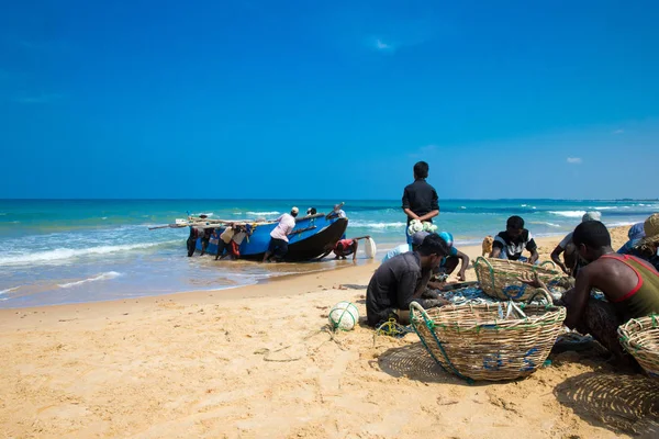 Kosgoda Sri Lanka Mach Pescadores Locais Que Obtêm Peixe Rede — Fotografia de Stock