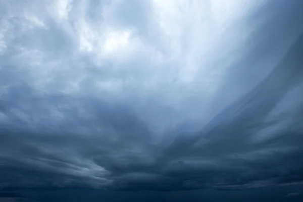 Natuurlijke Achtergrond Van Donkere Bewolkte Hemel — Stockfoto