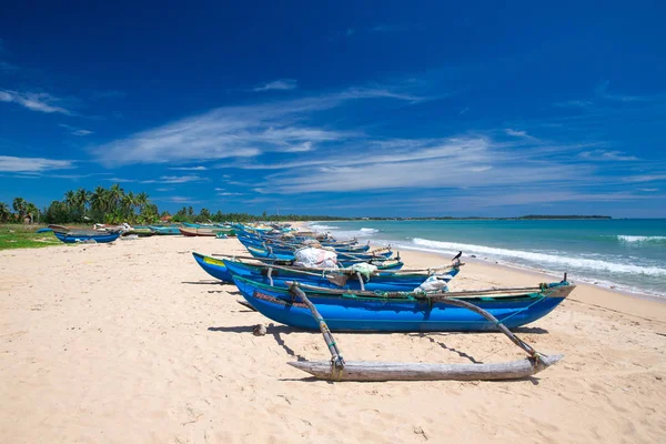 Halászhajók Trópusi Tengeri Beach — Stock Fotó