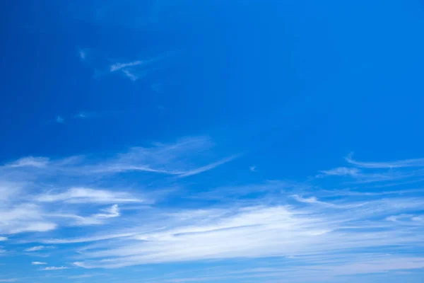 Cielo Azul Con Nubes Blancas —  Fotos de Stock