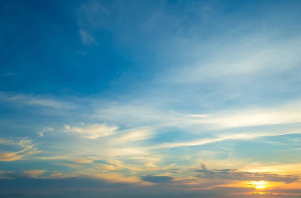 カラフルな空と太陽と自然の風景 — ストック写真