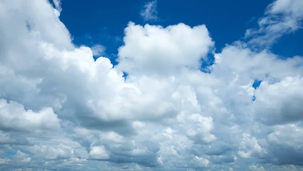 Cielo Azul Con Nubes Blancas —  Fotos de Stock